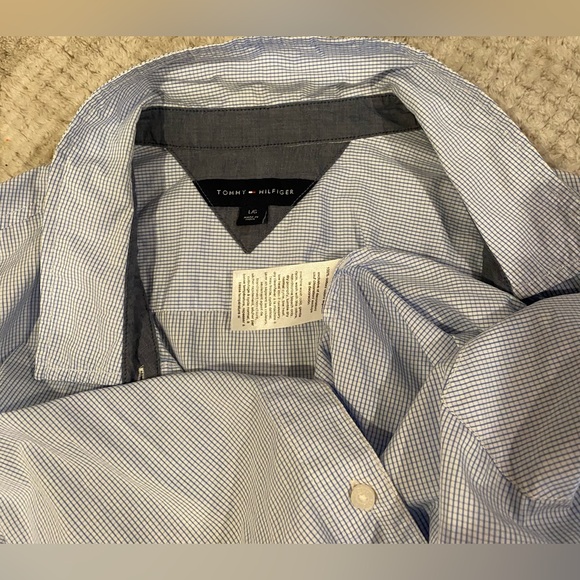 Tommy Hilfiger checked print Button-Down Shirt W/convertible sleeve (Size L) - Picture 4 of 10